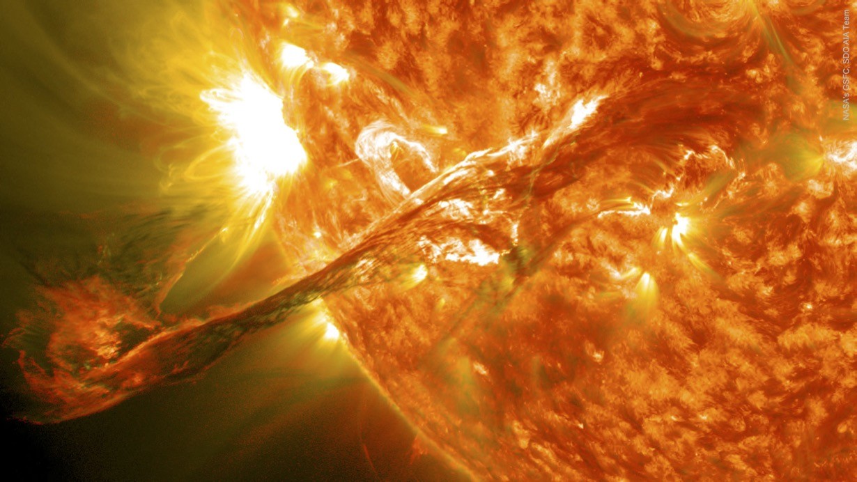 Una spettacolare immagine realizzata dalla NASA, che mostra un’emissione di massa coronale, cioè un’”espulsione” di materiale (formato soprattutto da elettroni e protoni) dalla parte più esterna del Sole, chiamata corona, nell’eliosfera (© NASA/GSFC/SDO)