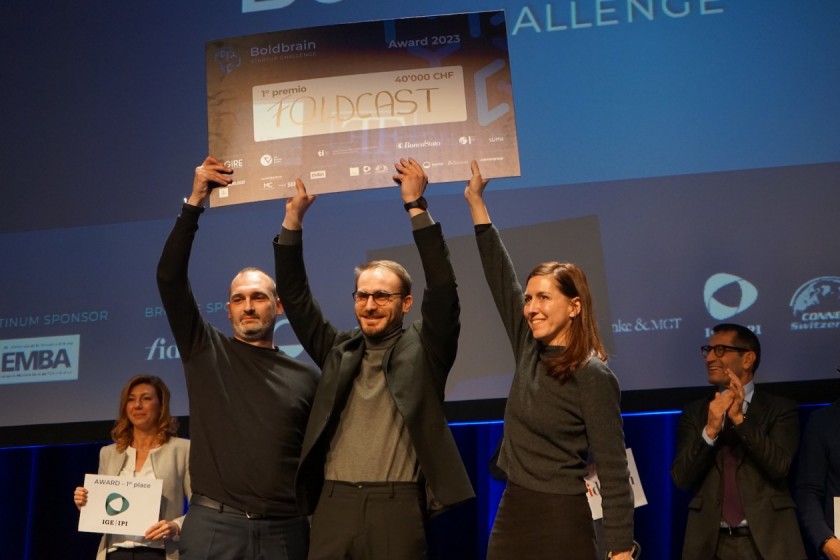 I cofondatore di "Foldcast" (da sinistra, Andrea Realini, Fabio Amicarelli e Ena Lloret-Fritschi) sollevano l’"attestato" del primo premio (foto di Eugenio Celesti)