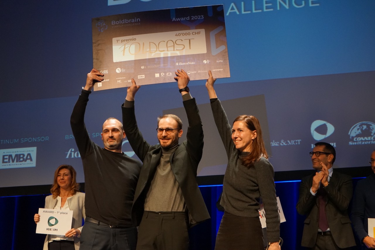 Die Mitbegründer von "Foldcast" (von links, Andrea Realini, Fabio Amicarelli und Ena Lloret-Fritschi) halten die "Urkunde" des ersten Preises hoch (Foto von Eugenio Celesti)