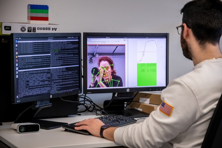 All’IDSIA vengono studiati robot che, grazie a una telecamera e a specifici algoritmi, riescono a "leggere" i movimenti del viso e degli occhi delle persone che hanno di fronte, per interpretare i loro stati d’animo (foto di Chiara Micci / Garbani)
