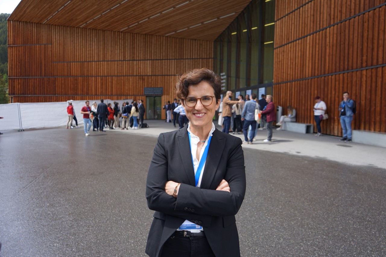 Alessandra Cristaudi, chirurga dell’ospedale Regionale di Lugano (patologie del fegato e del pancreas), davanti al Palazzo dei congressi di Davos (foto di Eugenio Celesti) 