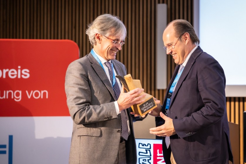 Glauco Martinetti (a destra), direttore generale dell’Ente Ospedaliero Cantonale, riceve il Premio nazionale della Formazione da Franco Gervasoni, direttore della SUPSI e vicepresidente della Fondazione FH Schweiz (foto di Étienne Büchi / Garbani)  