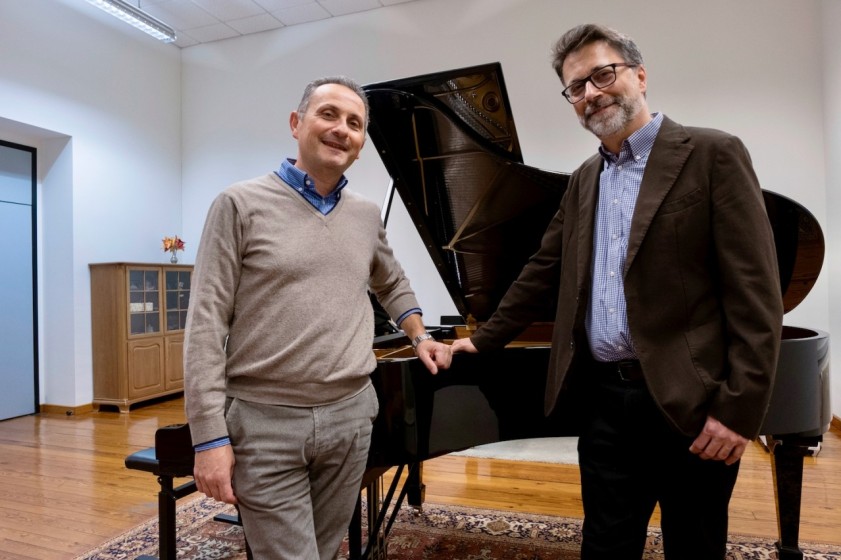 Massimo Zicari (a sinistra), professore di ricerca, con Paolo Paolantonio, musicista e ricercatore, in un’aula del Conservatorio di Lugano (foto di Giulia Turri) 