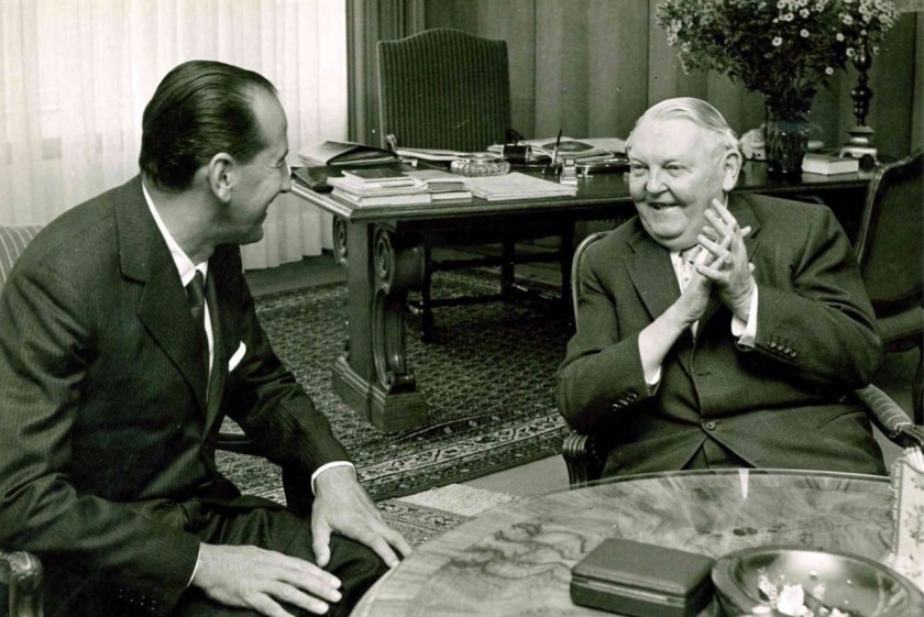 Angelo Dalle Molle (a sinistra) con Ludwig Erhard, cancelliere federale della Germania Ovest negli anni ’60 (© Fondazione Dalle Molle per la Qualità della Vita)