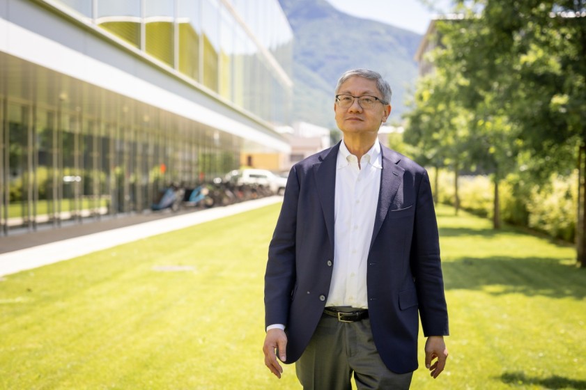 Michael Shen davanti al palazzo di Bios+ a Bellinzona (foto di Chiara Micci / Garbani)