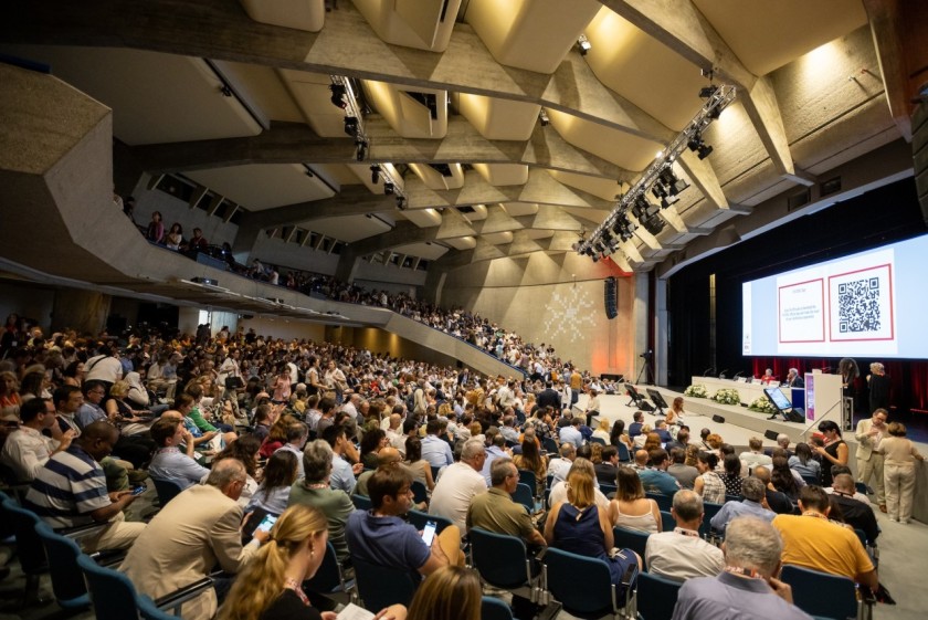 La sala principale del Palazzo dei congressi di Lugano, gremita per l’inaugurazione del congresso (foto di Chiara Micci/Garbani)