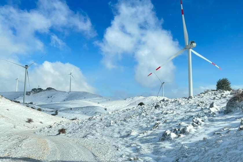 Il parco eolico del San Gottardo (foto Unsplash) Il parco eolico del San Gottardo (foto Unsplash)