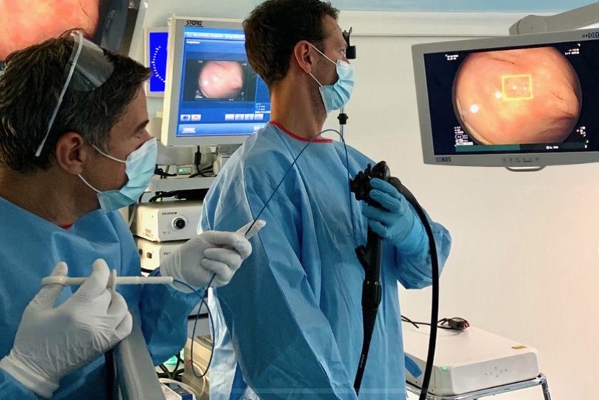 Il gastroenterologo dell’EOC Gianluca Lollo (a sinistra) e l’infermiere Donato Telesca durante una colonscopia eseguita utilizzando un sistema di intelligenza artificiale (foto EOC) Il gastroenterologo dell’EOC Gianluca Lollo (a sinistra) e l’infermiere Donato Telesca durante una colonscopia eseguita utilizzando un sistema di intelligenza artificiale (foto EOC)